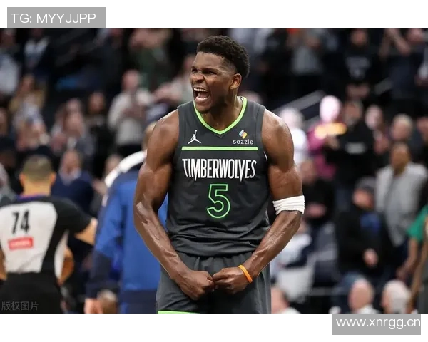 爱德华兹首节火力全开半场高效得分助球队继续进攻展现强大实力